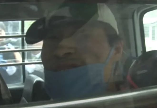 연쇄살인범 정남규가 이송 차량 안에서 취재진을 향해 웃어 보이고 있다. SBS ‘그것이 알고 싶다’ 공식 유튜브 캡처