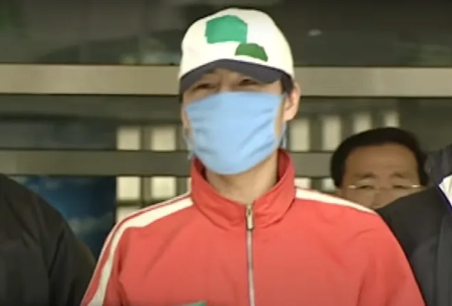 경찰에 붙잡힌 뒤 언론 앞에 모습을 드러낸 정남규. SBS ‘그것이 알고 싶다’ 공식 유튜브 캡처