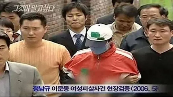 경찰에 붙잡힌 정남규가 2006년 5월 서울 이문동 여성 피살사건 현장검증에 나서고 있다. SBS ‘그것이 알고 싶다’ 방송화면 캡처