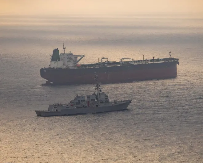 미 해군 유도미사일 구축함 USS 라파엘 페랄타(DDG-115)가 지난달 24일 공개된 사진에서 이란 항구로 향하려던 것으로 알려진 선박 인근을 항해하고 있다. 미 중부사령부는 당시 이란 항만 봉쇄 작전을 집행 중이었다고 밝혔다. 미 중부사령부 제공·로이터 연합뉴스