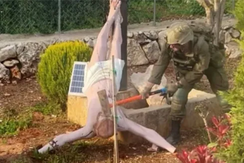 2026년 4월 레바논에 주둔하던 이스라엘군 병사가 예수상을 내리치는 모습의 사진이 확산해 논란이 일었다. 엑스 캡처