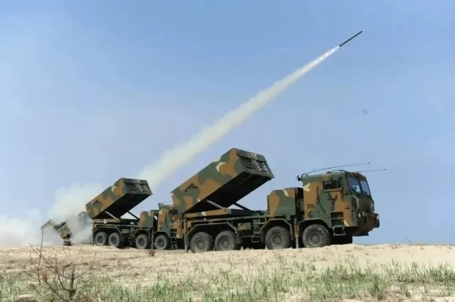 한화에어로스페이스가 개발한 K239 ‘천무’ 다연장로켓(MLRS)이 시험 발사되고 있다. 한화에어로스페이스 제공