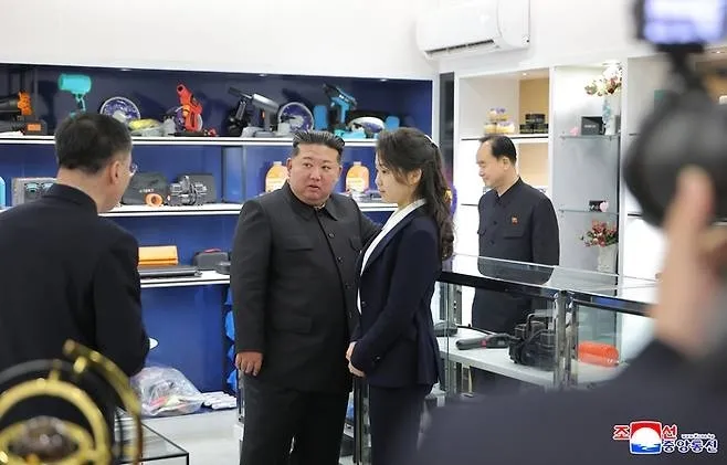 김정은 북한 국무위원장이 딸 김주애와 함께 평양 화성지구 4단계 구역에 개업을 준비 중인 자동차 서비스센터 내부를 둘러보고 있다. 조선중앙통신은 지난달 3일 이 사진을 공개했다. 조선중앙통신 연합뉴스