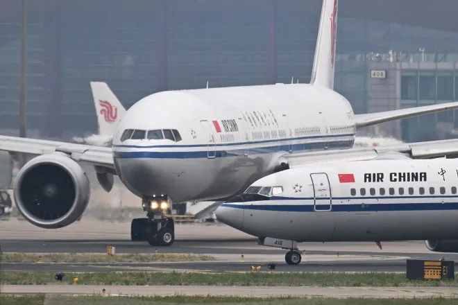 중국국제항공 소속 보잉 737-800 여객기와 보잉 777-300ER 여객기가 9일 중국 베이징 서우두국제공항 활주로로 이동하고 있다. 뉴욕타임스는 이번 미중 정상회담이 중국 경제 구조 개혁보다 미국산 항공기와 농산물 구매 확대 같은 단기 성과에 초점이 맞춰질 가능성이 크다고 분석했다. AFP 연합뉴스