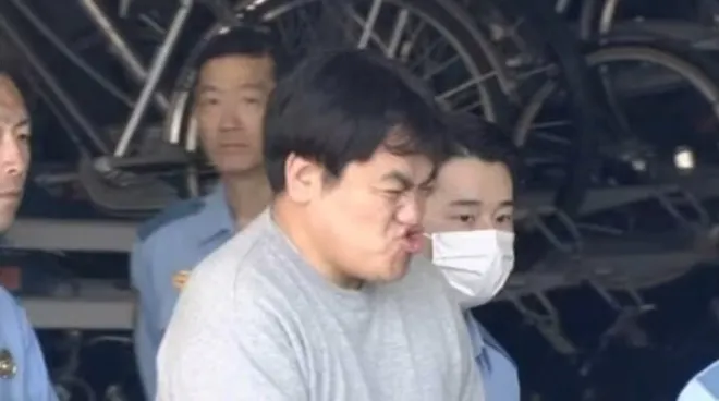 초등학교 교사인 카마츠 코지로(39)는 지난해 10월 초등학교 3학년 여학생 A(9)양의 물통에 음란행위를 한 혐의로 경찰에 체포됐다. TBS 뉴스 캡처