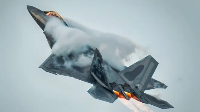 미 공군 F-22 랩터 시범비행팀 소속 전투기가 2021년 8월 8일 캐나다 애버츠퍼드 국제에어쇼에서 기동 비행을 하고 있다. F-22는 세계 최강급 제공 전투기로 평가받지만, 높은 운용비와 정비 부담이 약점으로 지적된다. 미 공군 제공