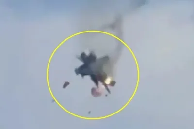 thumbnail - 에어쇼 중 공중서 ‘쾅’…美 최강 전자전기 EA-18G 2대 충돌 추락 (영상)