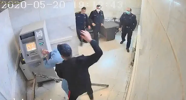 이란 테헤란 에빈 교도소에서 교도관이 수감자를 폭행하는 모습이 담긴 CCTV 장면. AP 연합뉴스