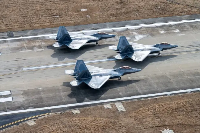 F-22 랩터 전투기들이 2025년 1월 31일 미국 버지니아주 랭글리 공군기지 활주로에서 ‘엘리펀트 워크’ 훈련을 위해 이동하고 있다. F-22는 세계 최강급 제공 전투기로 평가받지만, 소량 생산과 높은 정비 부담으로 운용 비용이 큰 전력으로 꼽힌다. 미 공군 제공