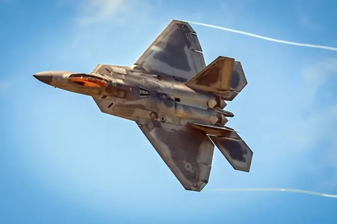 미 공군 F-22 랩터 시범비행팀장 조슈아 건더슨 소령이 2021년 9월 11일 미국 뉴햄프셔주 피스 공군주방위군기지에서 열린 ‘선더 오버 뉴햄프셔’ 에어쇼에서 기동 비행을 선보이고 있다. 미 공군 제공