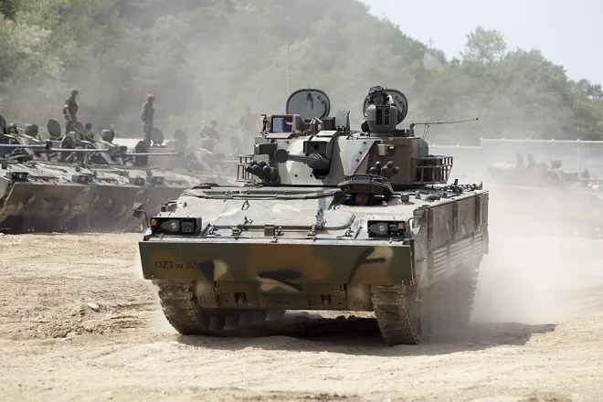 육군 수도기계화보병사단 K-21 보병전투장갑차가 2014년 5월 20일 전투사격훈련 중 기동하고 있다. K-21은 한국군의 대표적 보병전투장갑차로, 카브(KAAV)-Ⅱ와 함께 국산 장갑차 기술 축적의 기반으로 꼽힌다. 대한민국 국군·위키미디어 커먼스 CC BY-SA 2.0