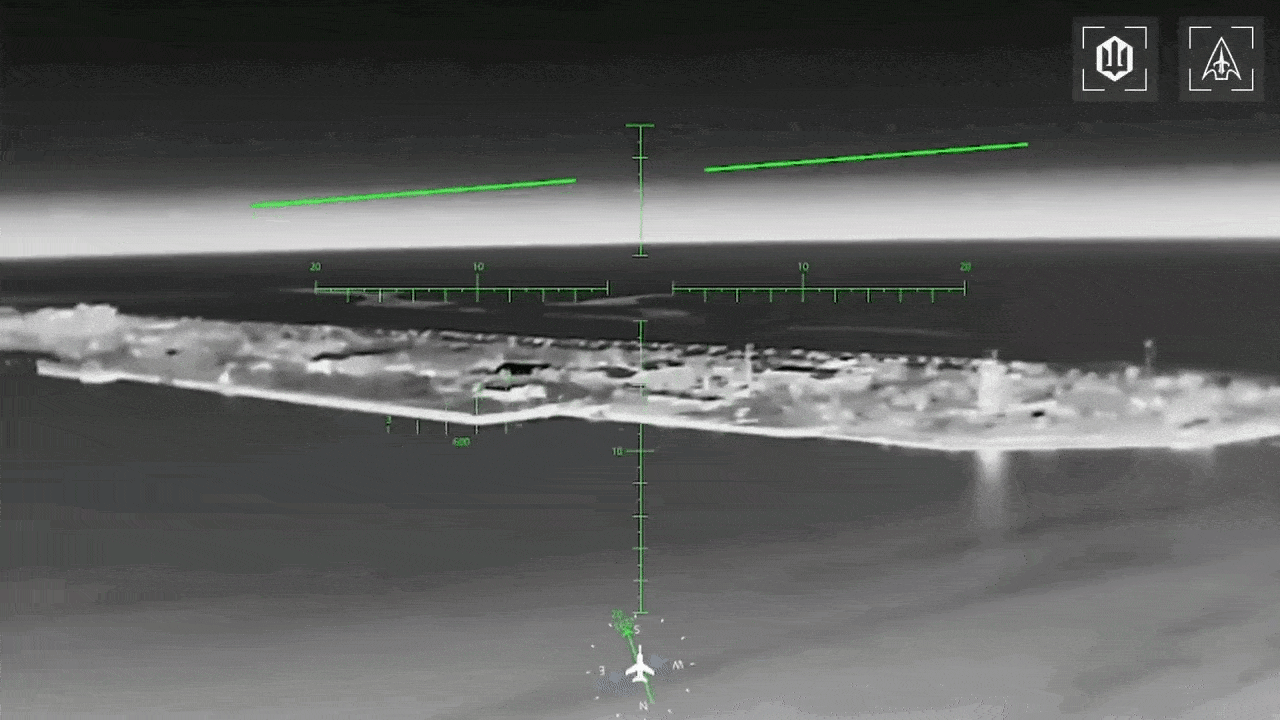 우크라이나군이 공개한 드론 카메라 영상. 장거리 자폭드론이 크림반도 내 러시아 해군기지로 추정되는 해안 군사시설을 향해 접근하고 있다. 우크라이나 무인체계군·마자르의 새들 제공