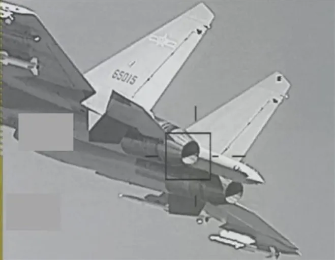 대만 F-16V 전투기가 스나이퍼 첨단 조준 포드(ATP)으로 포착한 중국 J-16 전투기. 대만 국방부 제공