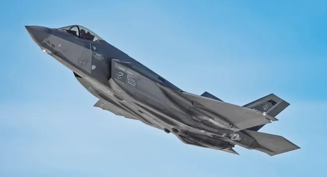 미 공군 F-35A 스텔스 전투기가 비행하고 있다. 미국이 대만에 F-35를 판매할 수 있다는 전망이 다시 제기되면서 대만해협 안보와 중국 반발 가능성이 주목받고 있다. 미 공군 주방위군 제공
