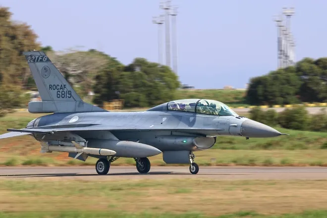 대만 공군 F-16V 전투기가 활주로를 이동하고 있다. 대만은 1990년대 F-16A/B 블록20 전투기 150대를 도입한 뒤 F-16V 개량을 추진해 왔지만, F-35 도입은 정치적 지위와 중국의 정보수집 우려 등으로 민감한 쟁점으로 남아 있다. 사진=HJT
