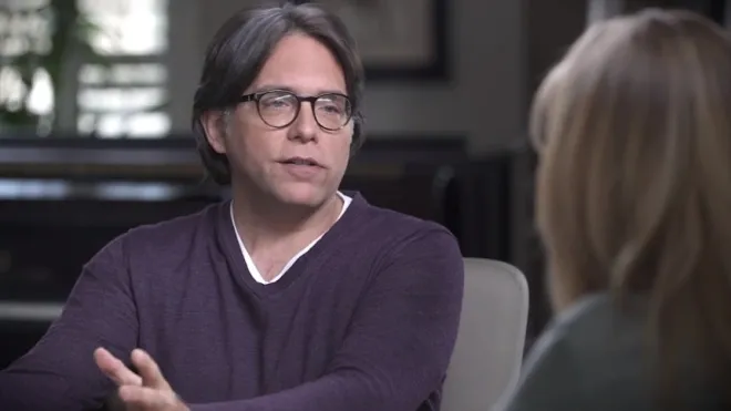 미국 사이비 단체 넥시움(NXIVM) 창립자 키스 라니에르. 그는 자기계발 프로그램을 앞세워 여성들을 통제하고 성착취한 혐의 등으로 징역 120년을 선고받았다. 유튜브 캡처