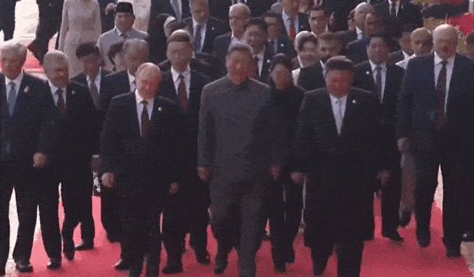 2025년 9월 3일 중국 베이징에서 열린 ‘중국인민 항일전쟁 및 세계 반파시스트 전쟁 승리(전승절) 80주년’ 열병식 행사를 보기 위해 나란히 이동하는 푸틴, 시진핑, 김정은. 푸틴 대통령이 이 순간 시 주석에게 건넨 대화가 핫마이크로 포착됐다.
