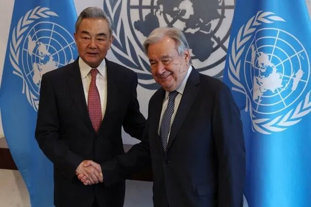 2026s년 5월 26일 미국 뉴욕 유엔 본부에서 열린 유엔 안전보장이사회 회의에 참석한 왕이 중국공산당 중앙외사판공실 주임 겸 외교부장(장관·왼쪽)과 안토니우 구테흐스 유엔 사무총장이 악수하고 있다. 로이터 연합뉴스