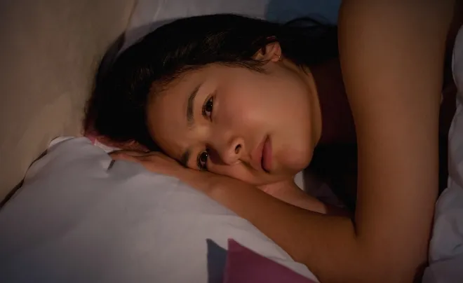 잠을 이루지 못한 채 침대에 누워 있는 여성의 모습. 미국 연구진은 수면장애와 50세 미만 조기 발병 암 위험 사이에 관련성이 있다는 대규모 분석 결과를 발표했다. 아이클릭아트