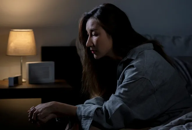 잠을 이루지 못한 채 침대에 앉아 있는 여성의 모습. 미국 연구진은 불면증 등 수면장애가 50세 미만 조기 발병 암 위험과 관련이 있을 수 있다고 분석했다. 123rf