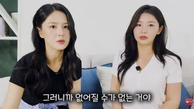 탈북 여성 김서아씨(왼쪽)가 북한에서 기쁨조 후보로 관리 받았던 과정을 상세히 증언하고 있다. 유튜브 채널 ‘한송이tv’ 캡처