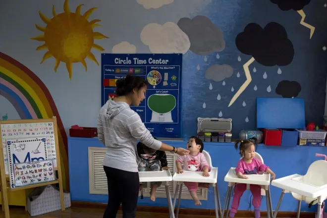 2017년 10월 11일 중국 베이징 외곽의 뉴호프재단 보호시설에서 어린이들이 수업을 듣고 있다. 동아시아 저출산 문제의 배경으로는 높은 양육비와 돌봄 부담, 장시간 노동 등이 꼽힌다. AP 연합뉴스