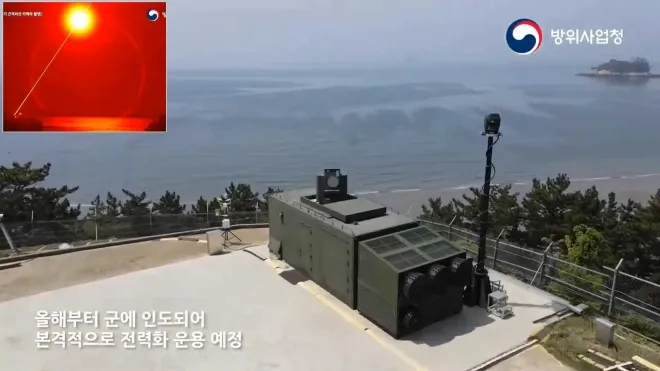 방위사업청이 공개한 한국형 레이저 대공무기 ‘천광’ 운용 장면. 천광은 20㎾급 고출력 섬유 레이저로 소형 무인기와 드론을 무력화하는 대드론 무기체계로, 1회 발사 비용은 약 2000원 수준으로 알려졌다. 방위사업청 제공