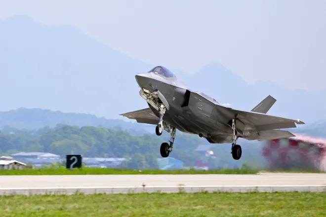 공군 제17전투비행단 F-35A 전투기가 2024년 5월 14일 전방지역 합동훈련 참가를 위해 출격하고 있다. 한국 공군은 F-35A를 북한 핵·미사일 시설을 정밀 타격하는 킬체인 전력의 핵심으로 운용하고 있다. 공군 제공·연합뉴스