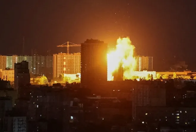 지난 2일(현지시간) 러시아의 미사일과 드론 공격으로 우크라이나 키이우 도심에서 폭발이 일어나고 있다. 로이터 연합뉴스