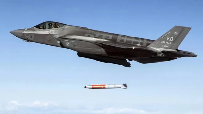 미 공군 F-35A 전투기가 2024년 8월 25일 미국 네바다주 토노파 시험장에서 핵탄두를 제거한 B61-12 모의탄을 투하하고 있다. 전투기 조종사는 첨단 전력 운용의 핵심 인력이지만, 민간 항공사와의 보수 격차로 각국 공군이 숙련 조종사 확보에 어려움을 겪고 있다는 분석이 나온다. 미 공군 제공