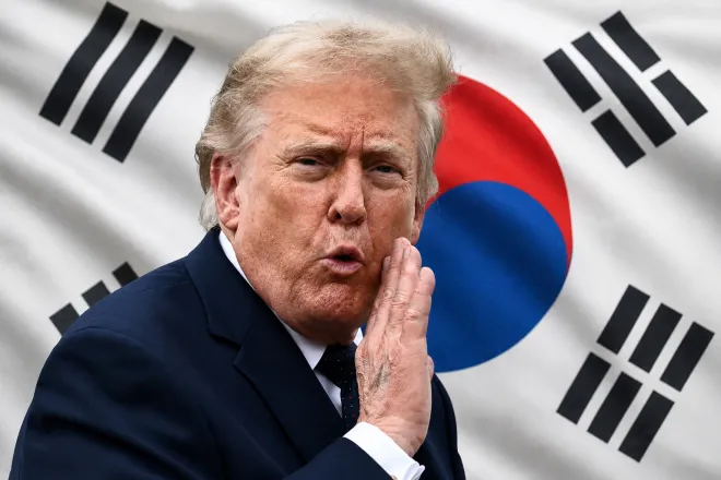 도널드 트럼프 미국 대통령과 태극기를 합성한 이미지. 트럼프 대통령은 지난 22일(현지시간) 미국 뉴저지주 모리스타운 공항에서 항공기에 탑승하기 위해 이동하며 손짓하고 있다. AFP 연합뉴스·123RF