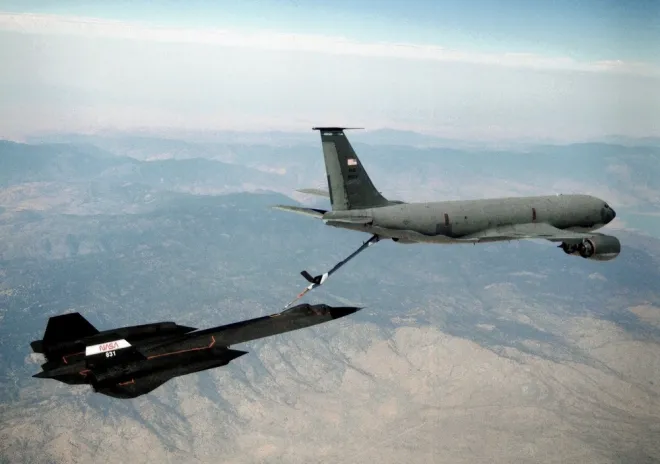 NASA 드라이든 비행연구센터 소속 SR-71B가 1995년 7월 미 공군 KC-135 급유기로부터 공중급유를 받고 있다. SR-71은 마하 3 이상 고속 비행이 가능한 연구 플랫폼으로도 활용됐다. NASA 제공