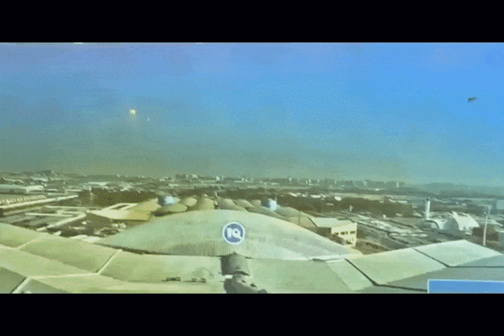 쿠웨이트 민간항공청이 공개한 쿠웨이트 국제공항 드론 충돌 영상. 이번 공격으로 공항 운영이 차질을 빚고 사상자가 발생했다. 쿠웨이트 민간항공청 제공
