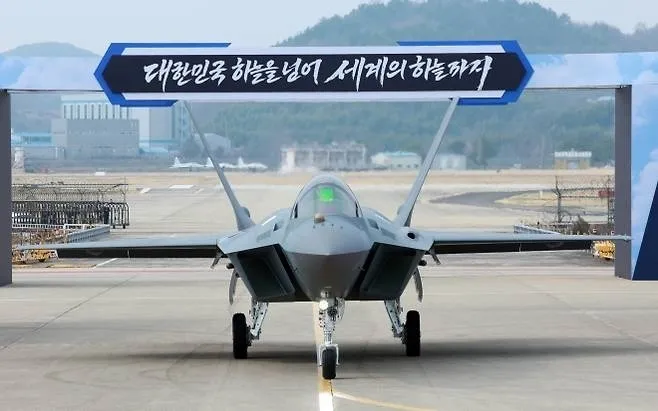 25일 경남 사천 한국항공우주산업(KAI)에서 KF-21 양산 1호기를 공개하고 있다. 2026.3.25 청와대통신사진기자단