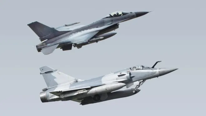유럽 국가들이 우크라이나에 지원한 F-16과 미라지-2000 전투기. 우크라이나 국방부 제공