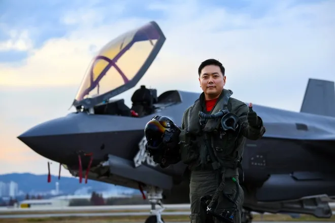 2024년 공군 ‘탑건’으로 선정된 F-35A 조종사 정시형 소령이 전투기 앞에서 포즈를 취하고 있다. 공군이 국회 국방위원회 소속 강대식 의원실에 제출한 자료에 따르면 2017년부터 올해 3월까지 자진 전역한 숙련 조종사 896명 가운데 전투기 조종사는 730명으로 집계됐다. 공군 제공·연합뉴스