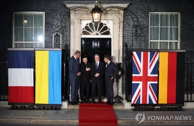 2026년 6월 7일 영국 런던 다우닝가 10 영국 총리 관저 앞에서 프리드리히 메르츠(가장 왼쪽) 독일 총리, 볼로디미르 젤렌스키(왼쪽에서 2번째) 우크라이나 대통령, 키어 스타머(오른쪽에서 2번째) 영국 총리, 에마뉘엘 마크롱(가장 오른쪽) 프랑스 대통령이 사진 촬영 포즈를 취하고 있다. EPA 연합뉴스