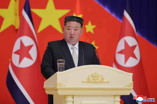 김정은 북한 국무위원장이 지난 8일 평양 목란관에서 열린 시진핑 중국 국가주석 환영 연회에서 연설하고 있다. 조선중앙통신 연합뉴스