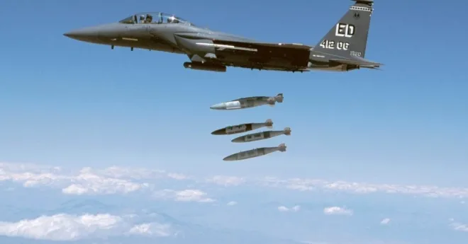 F-15 전투기가 시험 비행 중 JDAM 유도 키트가 장착된 500파운드 폭탄 여러 발을 투하하고 있다. 미 보잉 제공