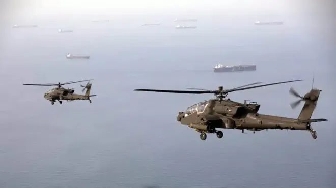 미 육군 AH-64 아파치 공격헬기들이 호르무즈 해협 인근 해상에서 비행하고 있다. 미군은 최근 이 해역에서 아파치 1대가 추락한 뒤 승무원 2명을 구조했으며 사고 원인을 조사하고 있다. 미 중부사령부(CENTCOM) 엑스