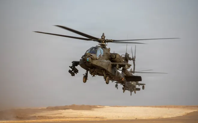 미 육군 AH-64 아파치 공격헬기들이 2025년 11월 4일(현지시간) 미 중부사령부 관할 지역에서 비행하고 있다. 최근 호르무즈 해협 인근에서 미군 아파치 1대가 추락해 승무원 2명이 구조됐다. 미 육군/돈니엘 케네디 병장