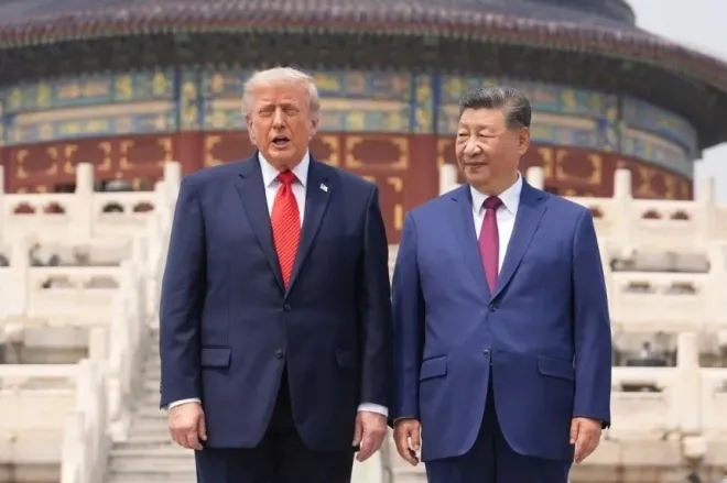 2026년 5월 14일(현지시간) 도널드 트럼프 미국 대통령과 시진핑 중국 국가주석이 중국 베이징 인민대회당에서 회담을 한 뒤 톈탄공원(천단공원)을 방문해 기념 촬영을 하고 있다. AP 연합뉴스