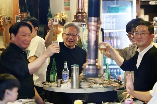 젠슨 황, 최태원·구광모·이해진과 ‘삼소회동’ - 젠슨 황 엔비디아 최고경영자(CEO)와 최태원 SK그룹 회장, 구광모 LG그룹 회장, 이해진 네이버 의장이 5일 서울 마포구 홍대 인근 삼겹살 음식점 ‘형님 저요’에서 이른바 ‘삼소(삼겹살·소주) 회동’을 갖고 있다. 2026.6.5 연합뉴스