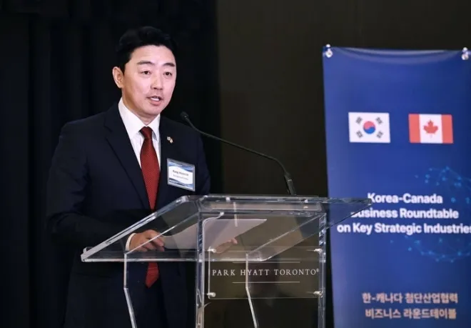 강훈식 비서실장이 1일(현지 시간) 캐나다 토론토 파크 하얏트 호텔에서 열린 한-캐 첨단산업협력 비즈니스 라운드테이블에서 발언하고 있다. (사진=강훈식 비서실장 SNS) 2026.06.02.