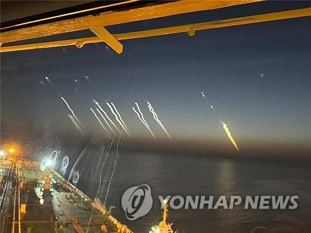 2026년 5월 호르무즈 해협을 항해 중인 한국 선박의 선원이 직접 촬영한 미사일 발사 장면. 전국해상선원노동조합연맹 제공 연합뉴스