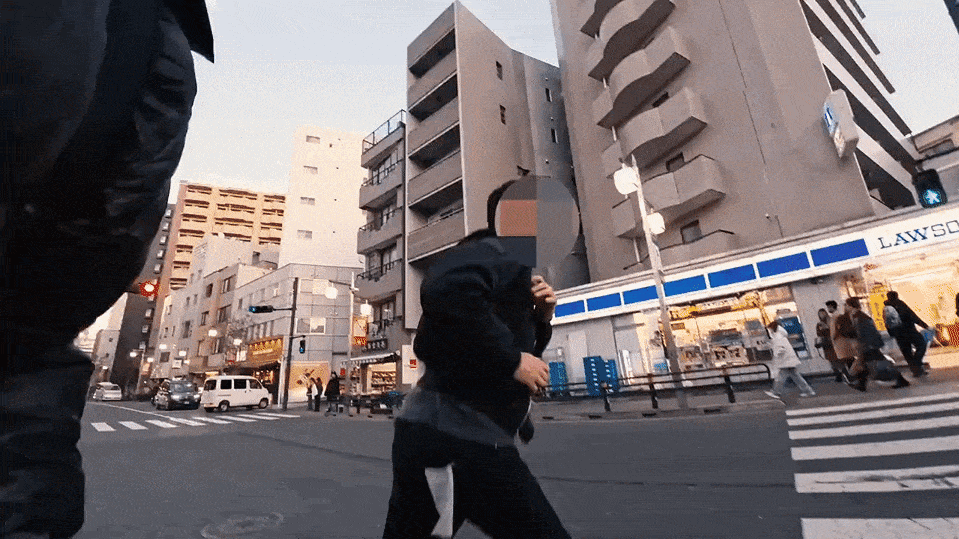 일본 도심에서 불법촬영을 시도하다 현장에서 적발된 남성. 일본에서는 스마트폰을 이용한 불법촬영이 늘면서 청소년 가해 사례와 촬영물의 온라인 유통이 새로운 문제로 떠오르고 있다. @super_dominator riki