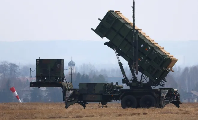 2022년 3월 16일 폴란드 제슈프-야시온카 공항에 배치된 미 육군의 MIM-104 패트리엇 지대공미사일 발사대. 스위스는 기존에 주문한 패트리엇 인도가 4~5년 늦어지자 한국을 포함한 해외 업체들과 두 번째 방공체계 도입 협상에 나섰다. 로이터 연합뉴스 자료사진