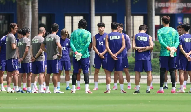 2026 북중미 월드컵 조별리그 탈락이 확정된 한국 축구대표팀 선수들이 27일(현지시간) 멕시코 할리스코주 사포판의 훈련장에서 무거운 표정으로 홍명보 감독의 지시를 듣고 있다. 사포판 연합뉴스