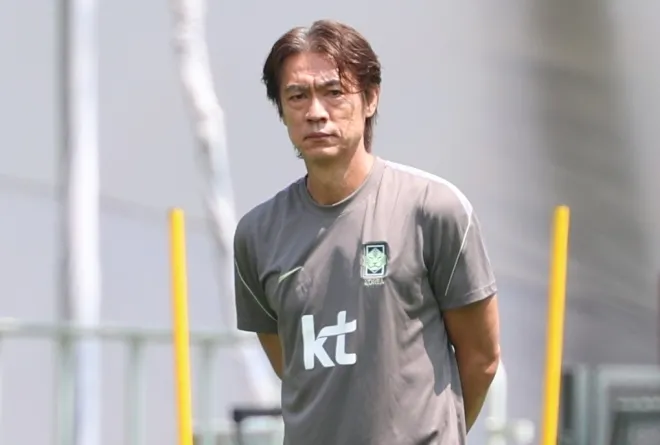 홍명보 한국 축구대표팀 감독이 27일(현지시간) 멕시코 할리스코주 사포판의 치바스 바예 베르데 훈련장에서 선수들을 지켜보고 있다. 한국은 조별리그에서 1승2패에 그치며 32강 진출에 실패했고 홍 감독은 전술과 선수 기용을 둘러싼 거센 비판에 직면했다. 사포판 연합뉴스