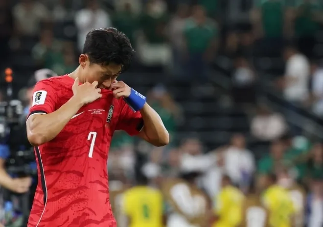 괴로워하는 손흥민 - 한국 축구 국가대표팀 주장 손흥민이 24일(현지시간) 멕시코 몬테레이 스타디움에서 열린 2026 북중미 월드컵 A조 3차전 남아프리카공화국과의 경기에서 0대1로 패배한 뒤 아쉬운 듯 유니폼으로 얼굴을 가리고 있다. 2026.6.25 연합뉴스